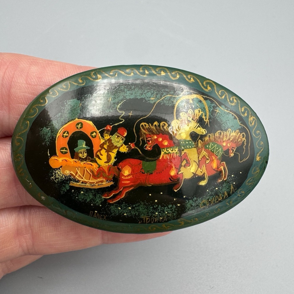 Vtg Russian Wooden Hand Painted Black Lacquered Brooch Pin Horse Sleigh Signed - Picture 3 of 8